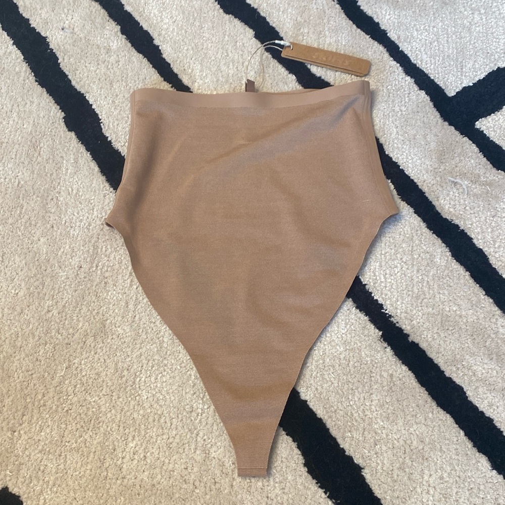 NWT! SKIMS Sculpting Thong